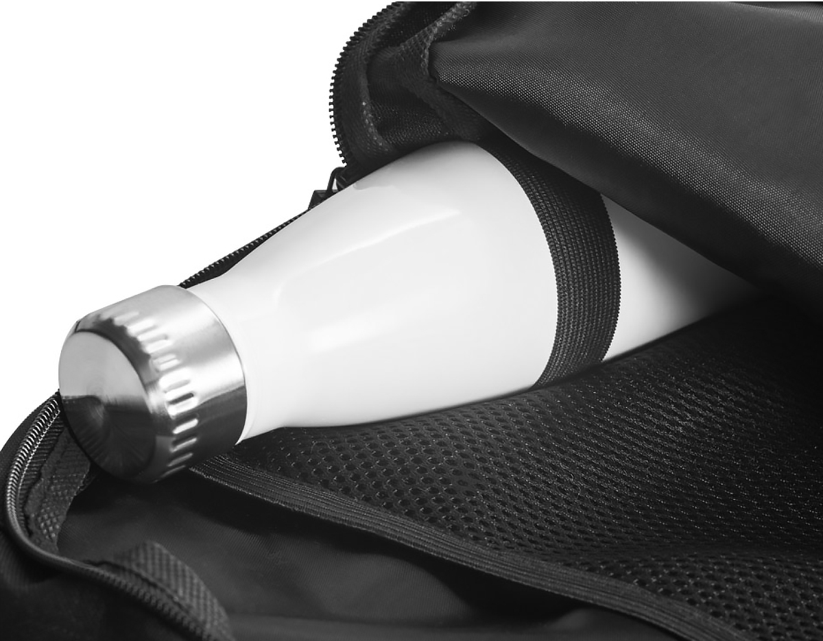 Mochila à tiracolo em 300D rPET e 600D rPET. Possui compartimento principal e bolso frontal com fecho. Contém elementos refletores e um elástico interior para transporte de garrafa. As alças e a parte posterior são almofadadas. 200 x 340 x 80 mm