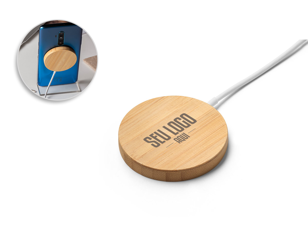 Carregador magnético wireless em bambu com potência de 15W para carregamento rápido. Compatível com dispositivos com tecnologia de carregamento sem fio. Acompanha cabo USB-C de 1 metro para conexão. Une praticidade e design natural. 
OBS:É necessário estar conectado a uma tomada para funcionamento.
