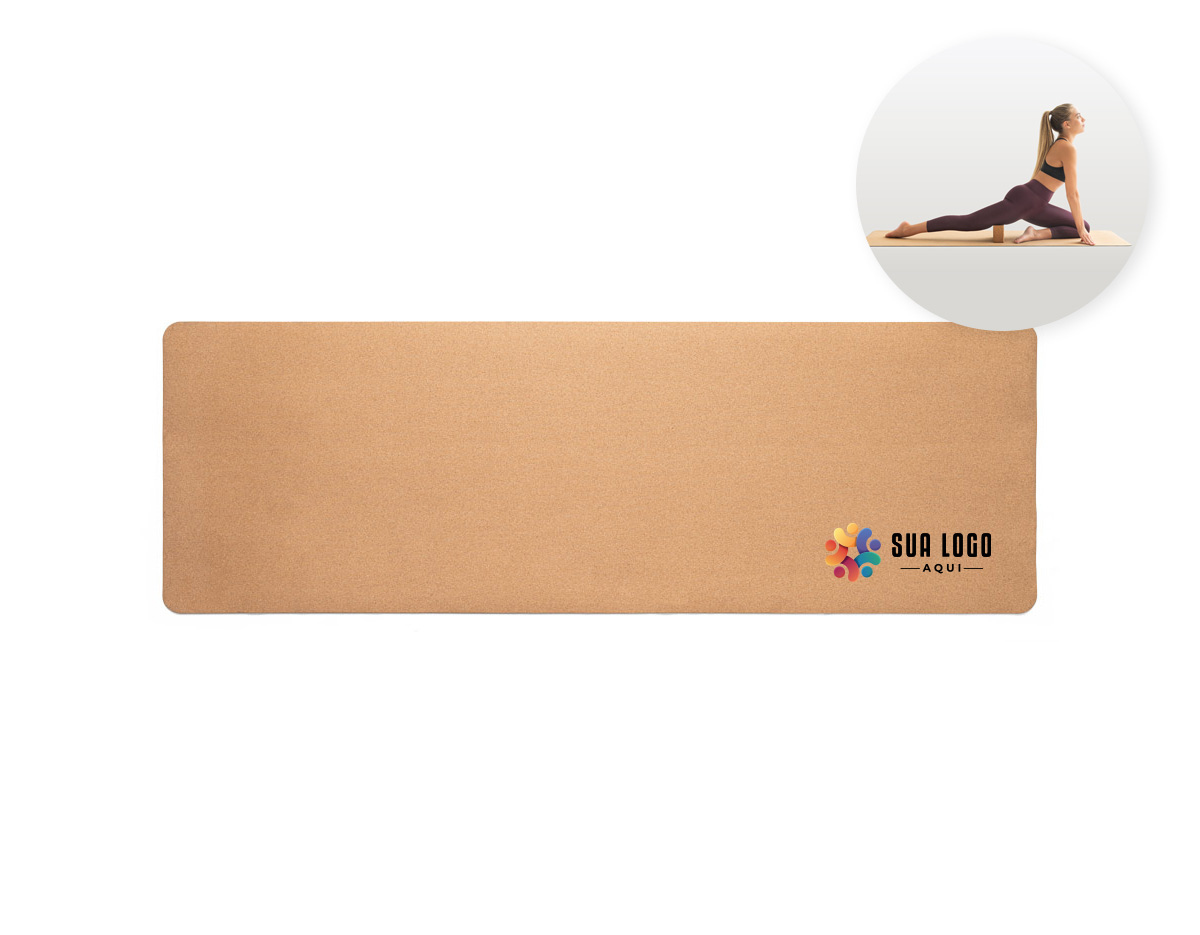 Tapete de exercício para yoga em cortiça e TPE com espessura até 3,7 mm. Inclui alça que pode ser usada para transporte ou para utilizar no exercício físico. Invólucro papel ilustrativo de exercícios que pode realizar com o tapete. Fechado: Ø100 x 610 mm | Aberto: 1830 x 610 x 3,7 mm
