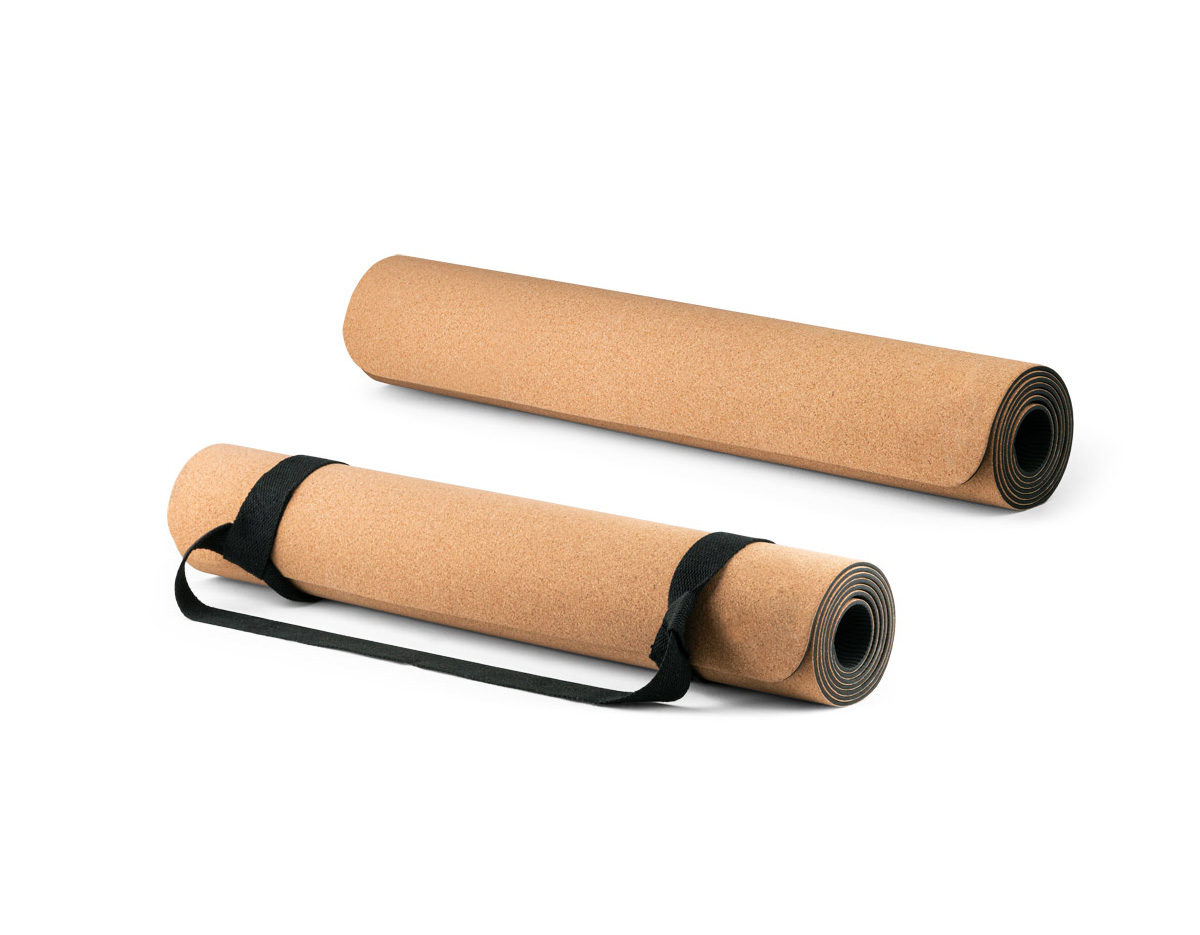 Tapete de exercício para yoga em cortiça e TPE com espessura até 3,7 mm. Inclui alça que pode ser usada para transporte ou para utilizar no exercício físico. Invólucro papel ilustrativo de exercícios que pode realizar com o tapete. Fechado: Ø100 x 610 mm | Aberto: 1830 x 610 x 3,7 mm