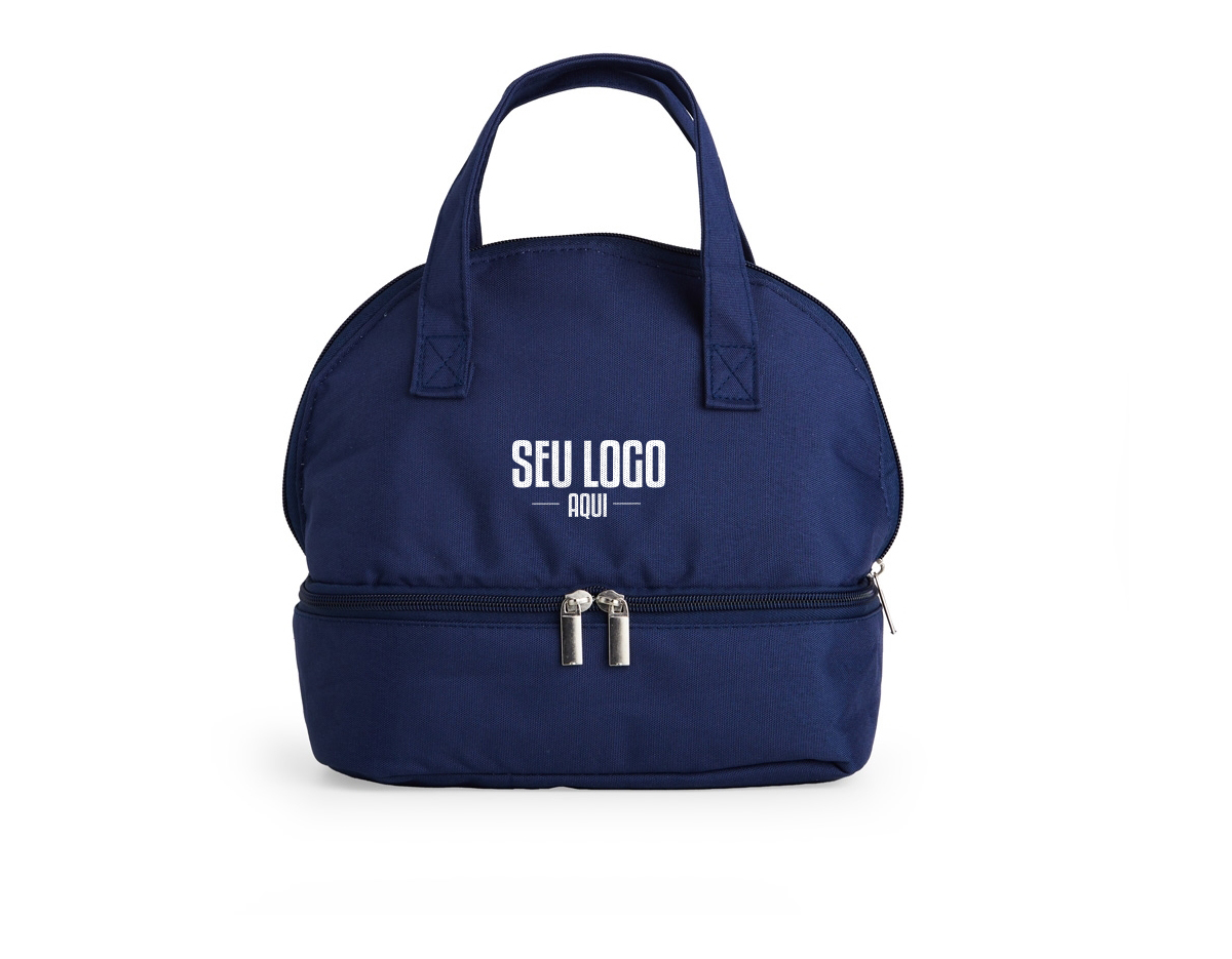 Bolsa térmica dupla confeccionada em tecido Oxford, material resistente e adequado para uso contínuo. Possui capacidade total de 9 litros, distribuída em dois compartimentos térmicos isolados, que permitem separar alimentos e bebidas mantendo a eficiência térmica. As alças de mão facilitam o transporte e garantem praticidade no uso diário. Seu design funcional favorece a organização e o aproveitamento do espaço, tornando-se um brinde corporativo útil, versátil e alinhado a rotinas práticas, com presença constante no cotidiano do usuário.