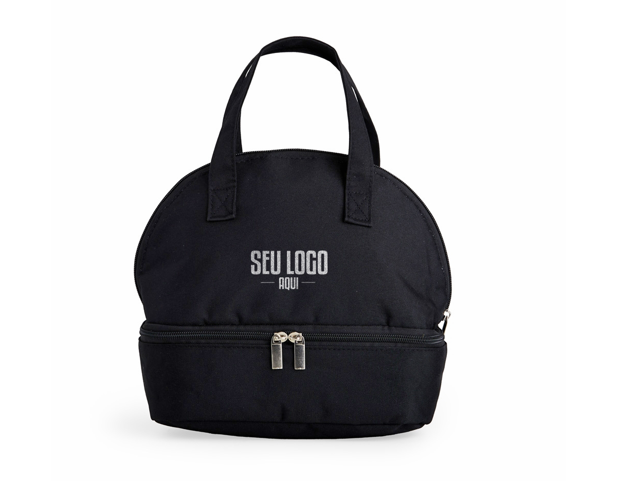Bolsa térmica dupla confeccionada em tecido Oxford, material resistente e adequado para uso contínuo. Possui capacidade total de 9 litros, distribuída em dois compartimentos térmicos isolados, que permitem separar alimentos e bebidas mantendo a eficiência térmica. As alças de mão facilitam o transporte e garantem praticidade no uso diário. Seu design funcional favorece a organização e o aproveitamento do espaço, tornando-se um brinde corporativo útil, versátil e alinhado a rotinas práticas, com presença constante no cotidiano do usuário.