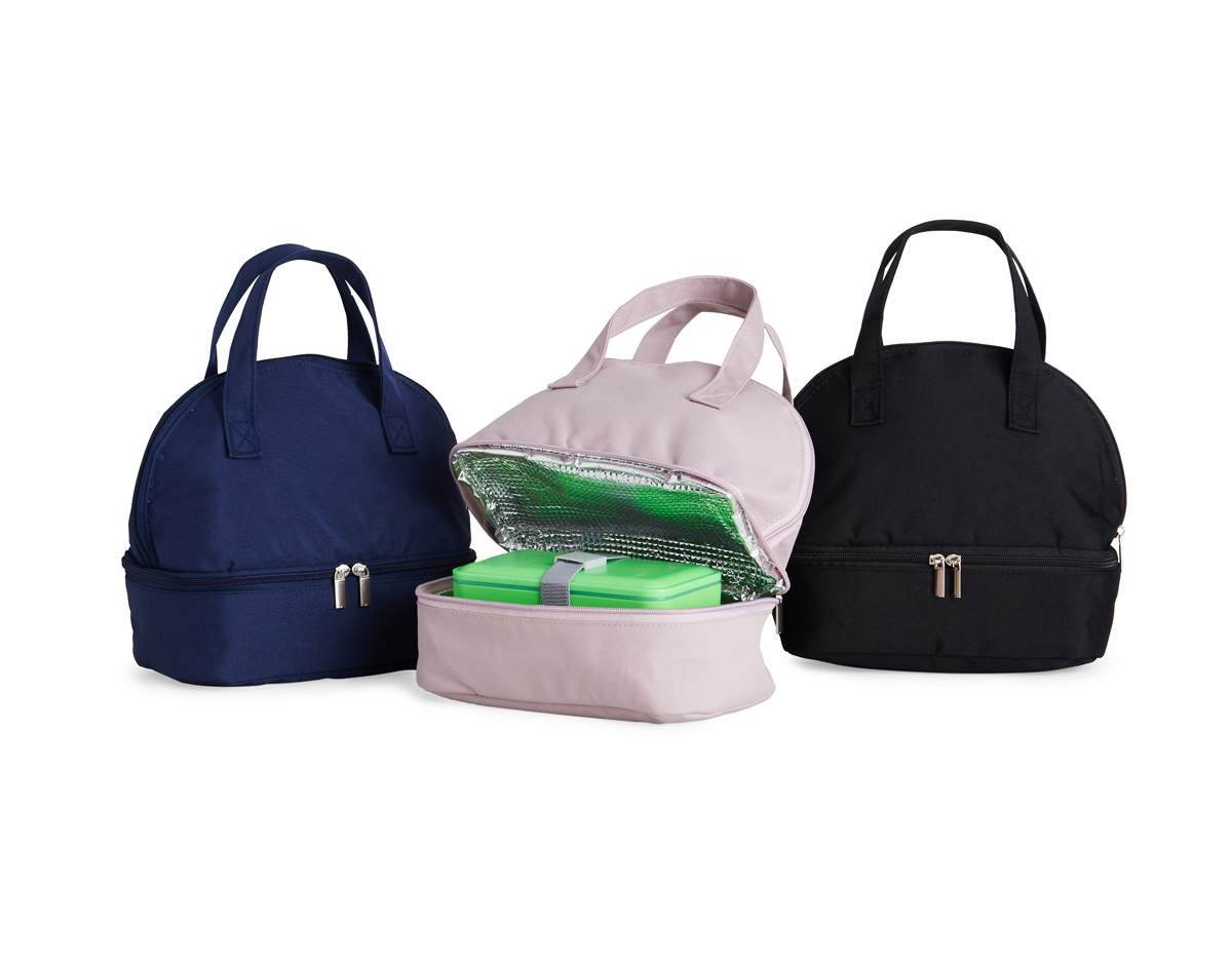 Bolsa térmica dupla confeccionada em tecido Oxford, material resistente e adequado para uso contínuo. Possui capacidade total de 9 litros, distribuída em dois compartimentos térmicos isolados, que permitem separar alimentos e bebidas mantendo a eficiência térmica. As alças de mão facilitam o transporte e garantem praticidade no uso diário. Seu design funcional favorece a organização e o aproveitamento do espaço, tornando-se um brinde corporativo útil, versátil e alinhado a rotinas práticas, com presença constante no cotidiano do usuário.