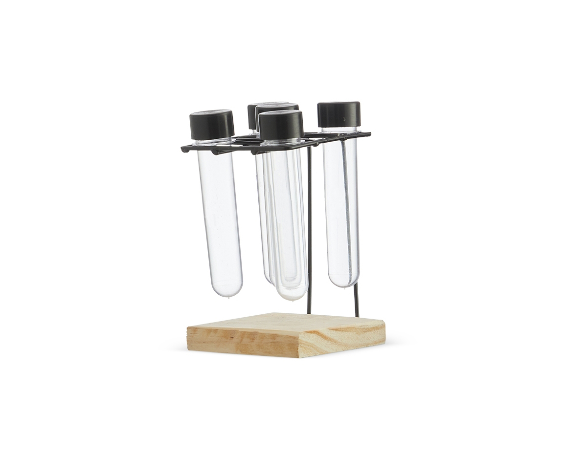 Kit porta temperos com cinco tubetes plásticos em base de madeira com estrutura metálica.