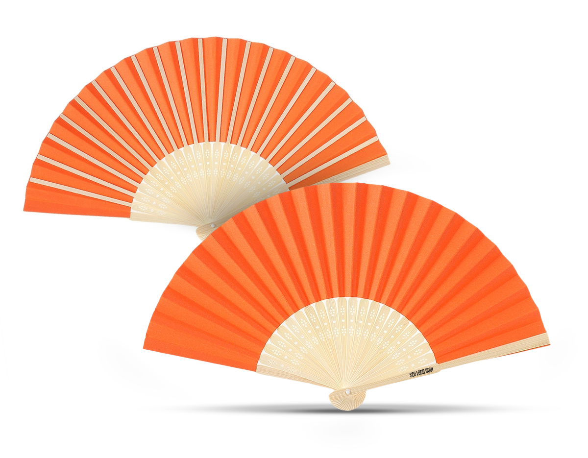 Leque ecológico feito em bambu e papel.