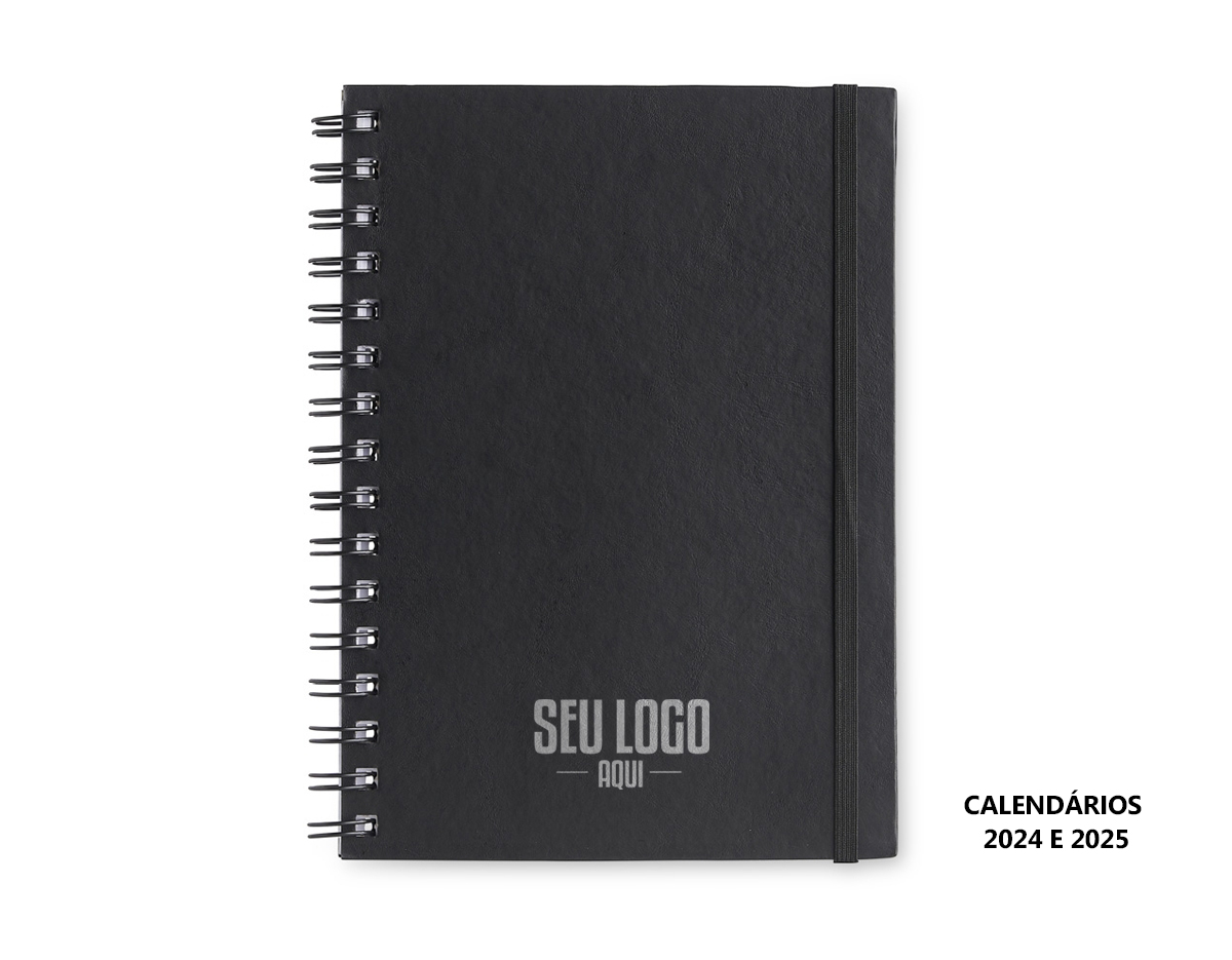 Caderno planner feito em capa cartonada com elástico para lacre. Com aproximadamente 62 folhas, o planner possui página para dados pessoais, calendários 2024 e 2025, planejamento anual, objetivos e metas, controle financeiro e resoluções do ano.