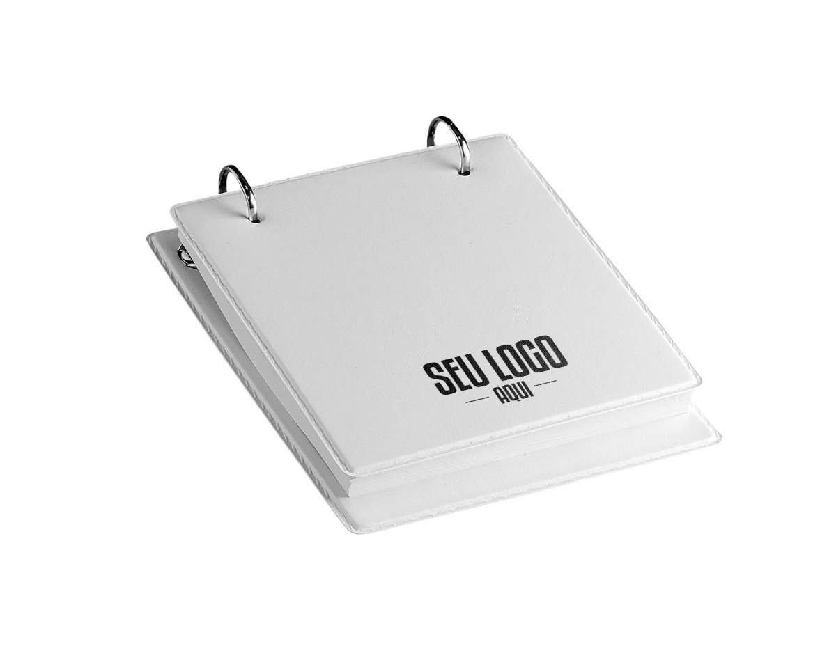 Bloco de anotações de mesa com trilho de ferro, capa em couro sintético e aproximadamente 96 folhas recicladas com área destacável.
