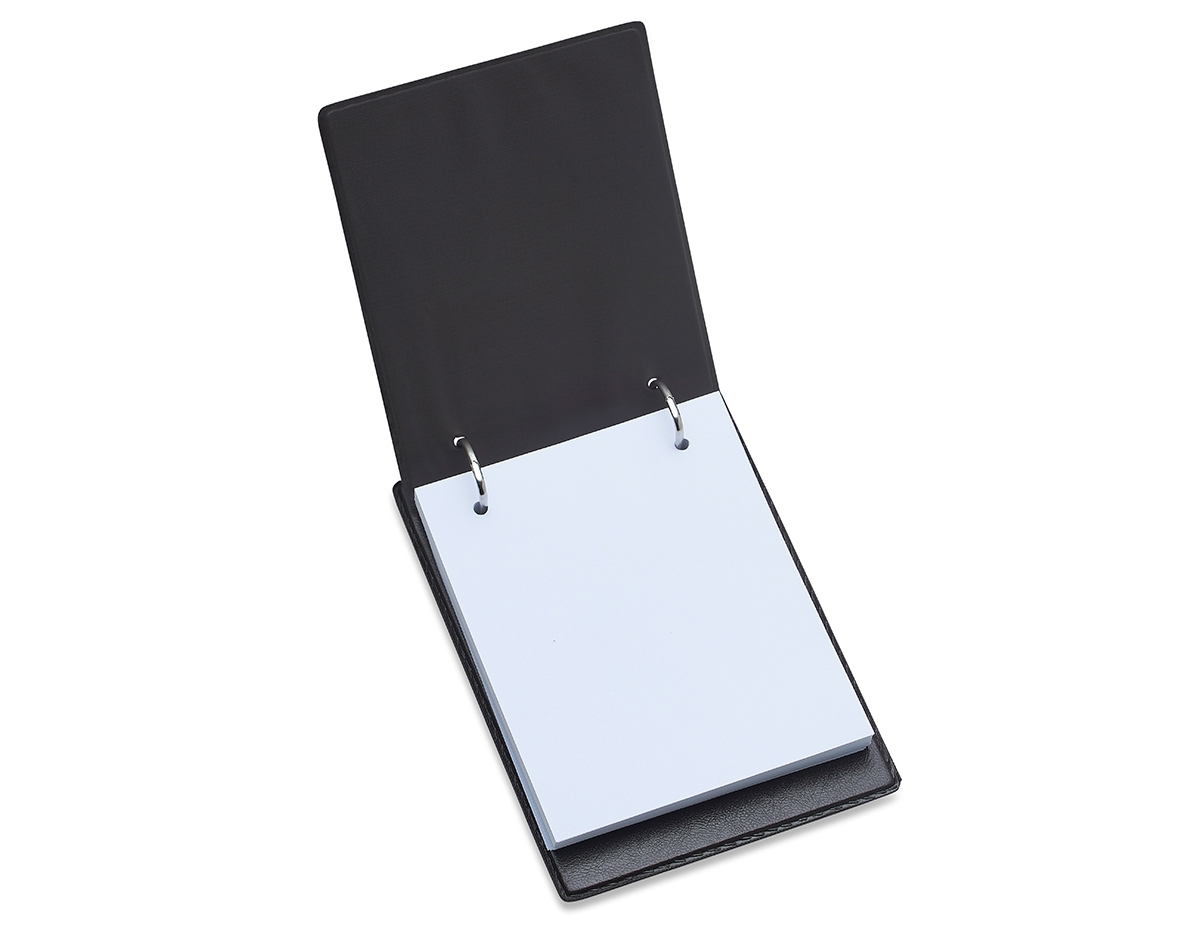 Bloco de anotações de mesa com trilho de ferro, capa em couro sintético e aproximadamente 96 folhas recicladas com área destacável.