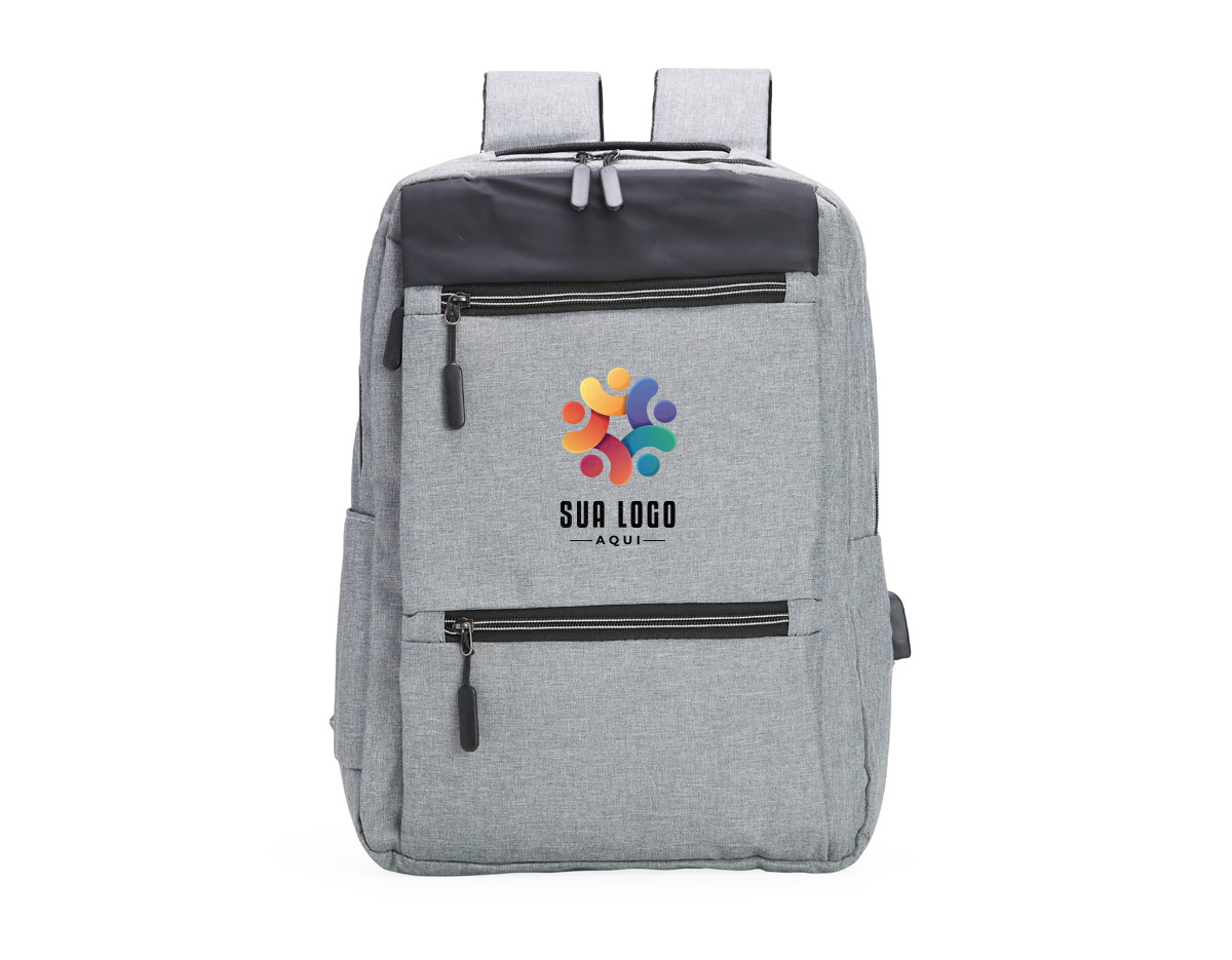 Mochila de nylon 20 litros com detalhe em couro sintético e quatro compartimentos, sendo o principal com bolso para notebook 156. Com divisórias internas para acessórios, a mochila possui bolso lateral, suporte externo USB e alça para encaixe em malas de viagem.