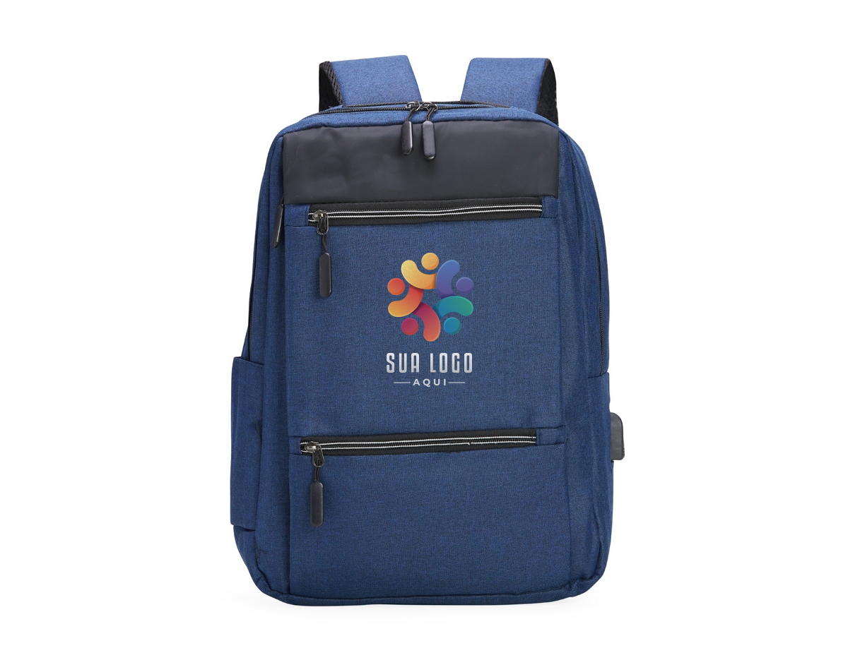 Mochila de nylon 20 litros com detalhe em couro sintético e quatro compartimentos, sendo o principal com bolso para notebook 156. Com divisórias internas para acessórios, a mochila possui bolso lateral, suporte externo USB e alça para encaixe em malas de viagem.