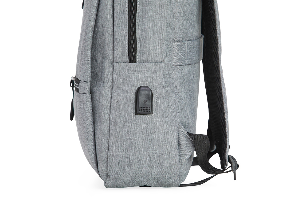 Mochila de nylon 20 litros com detalhe em couro sintético e quatro compartimentos, sendo o principal com bolso para notebook 156. Com divisórias internas para acessórios, a mochila possui bolso lateral, suporte externo USB e alça para encaixe em malas de viagem.