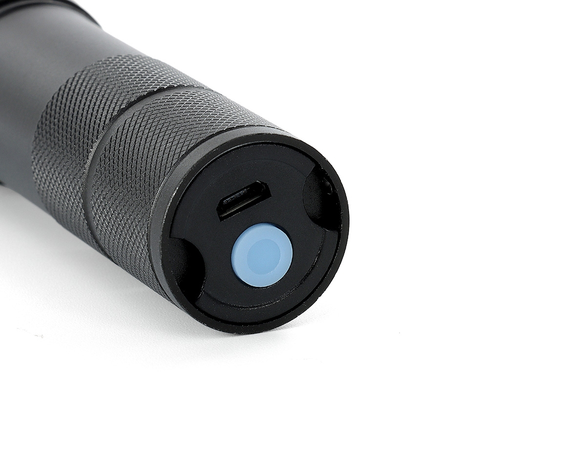 Lanterna led recarregável com zoom de regulagem e três estágios de iluminação, material metálico. Acompanha cordão de nylon e cabo USB-V8