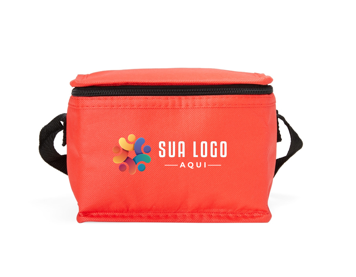 Bolsa térmica confeccionada em TNT impermeável, desenvolvida para oferecer praticidade em usos rápidos e deslocamentos do dia a dia. Possui capacidade máxima de até 5 litros e fechamento em zíper, garantindo melhor vedação e segurança no transporte. O revestimento térmico interno em alumínio contribui para a manutenção da temperatura de alimentos e bebidas por mais tempo. Conta com alça fixa em nylon, que proporciona conforto e facilidade ao carregar. Um brinde corporativo funcional, leve e de uso recorrente, ideal para ações que valorizam utilidade real.