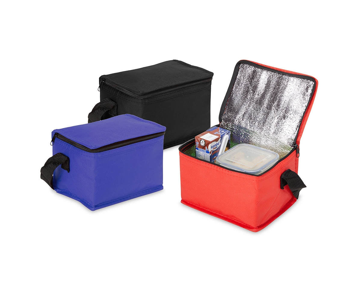 Bolsa térmica confeccionada em TNT impermeável, desenvolvida para oferecer praticidade em usos rápidos e deslocamentos do dia a dia. Possui capacidade máxima de até 5 litros e fechamento em zíper, garantindo melhor vedação e segurança no transporte. O revestimento térmico interno em alumínio contribui para a manutenção da temperatura de alimentos e bebidas por mais tempo. Conta com alça fixa em nylon, que proporciona conforto e facilidade ao carregar. Um brinde corporativo funcional, leve e de uso recorrente, ideal para ações que valorizam utilidade real.
