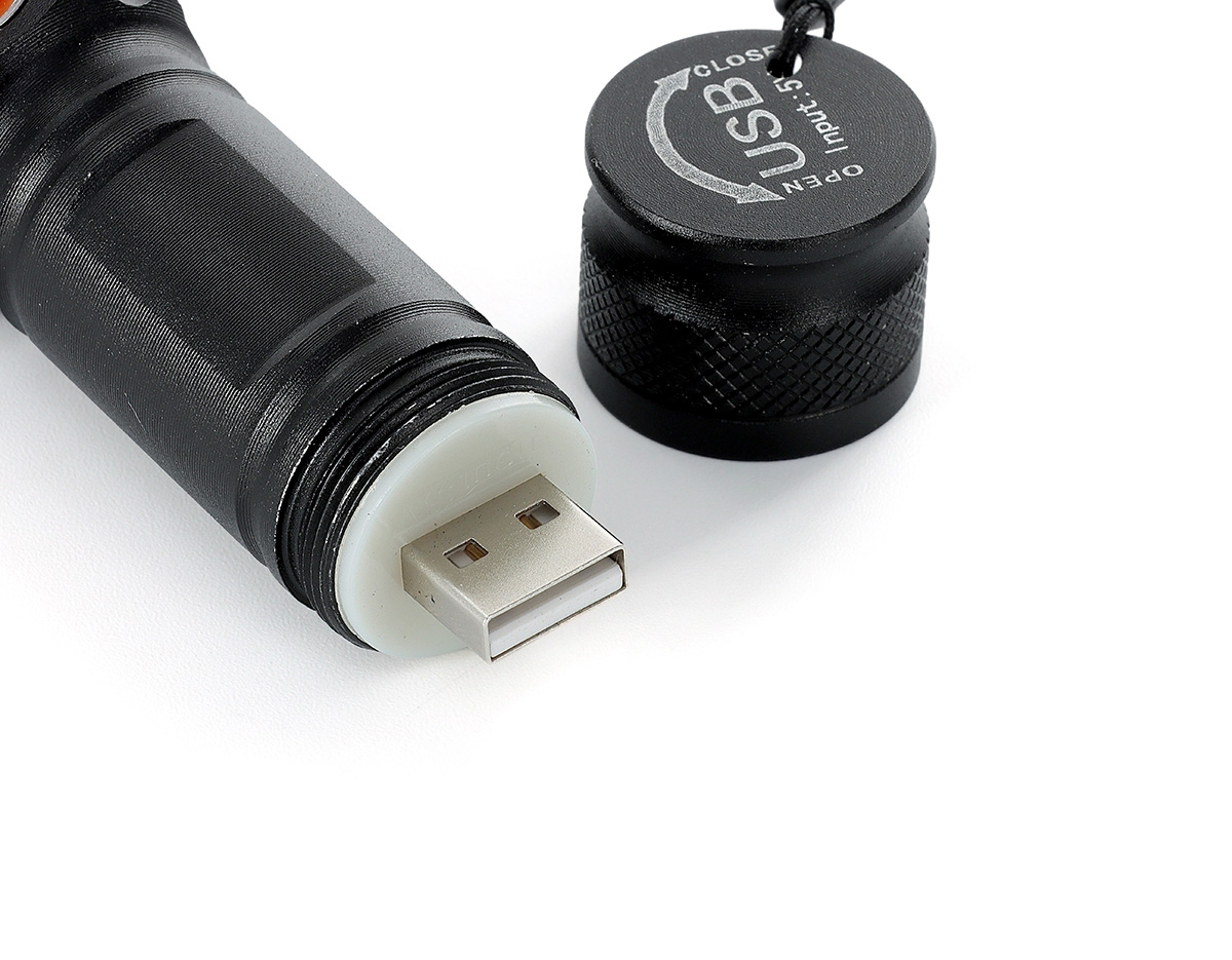 Lanterna led recarregável com zoom de regulagem e três estágios de iluminação, material metálico. Acompanha cordão de nylon e cabo USB-V8.