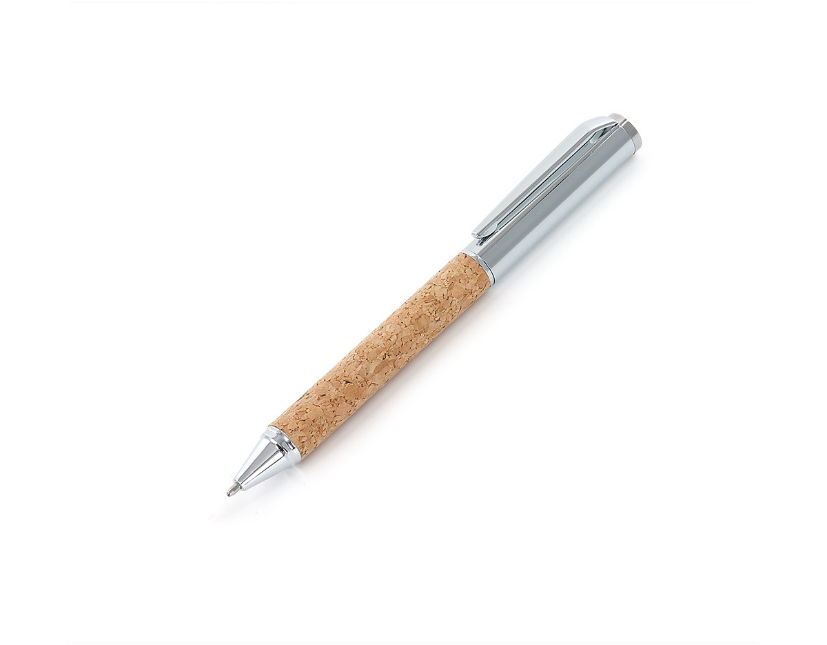 Caneta metálica com detalhe em cortiça, carga esferográfica azul 1.0mm e acionamento por rotação.