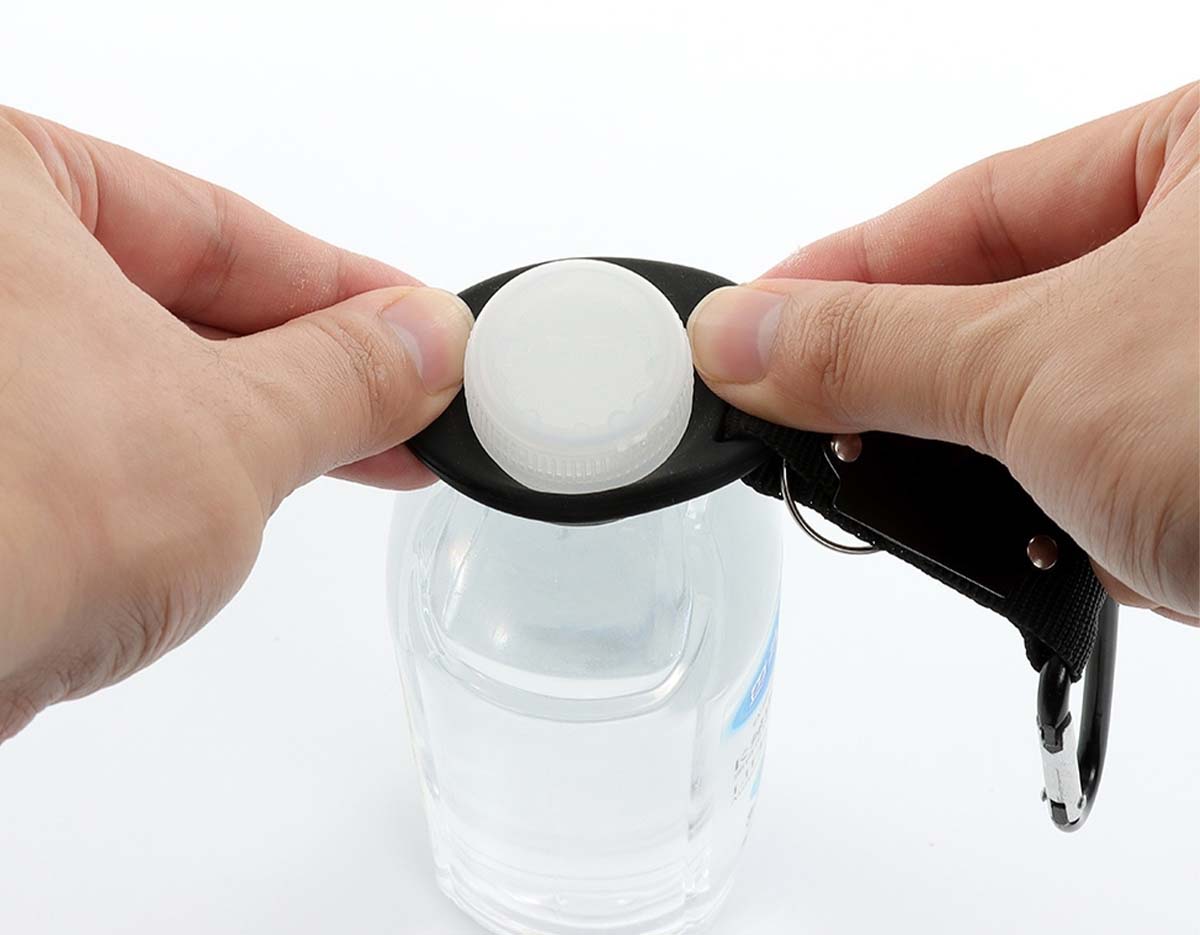 Suporte para garrafa para pet. Acompanha mosquetão e argola para chaveiro.