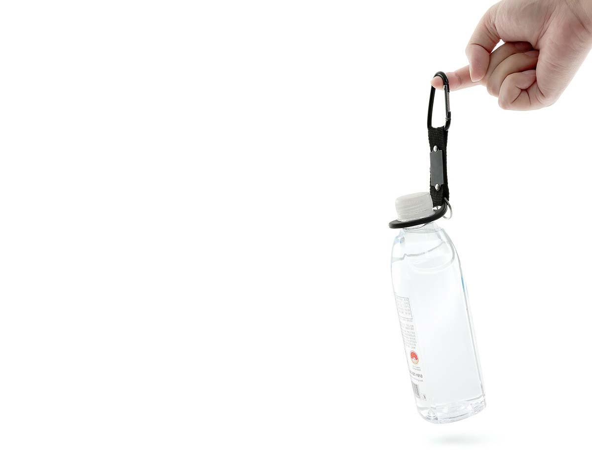 Suporte para garrafa para pet. Acompanha mosquetão e argola para chaveiro.
