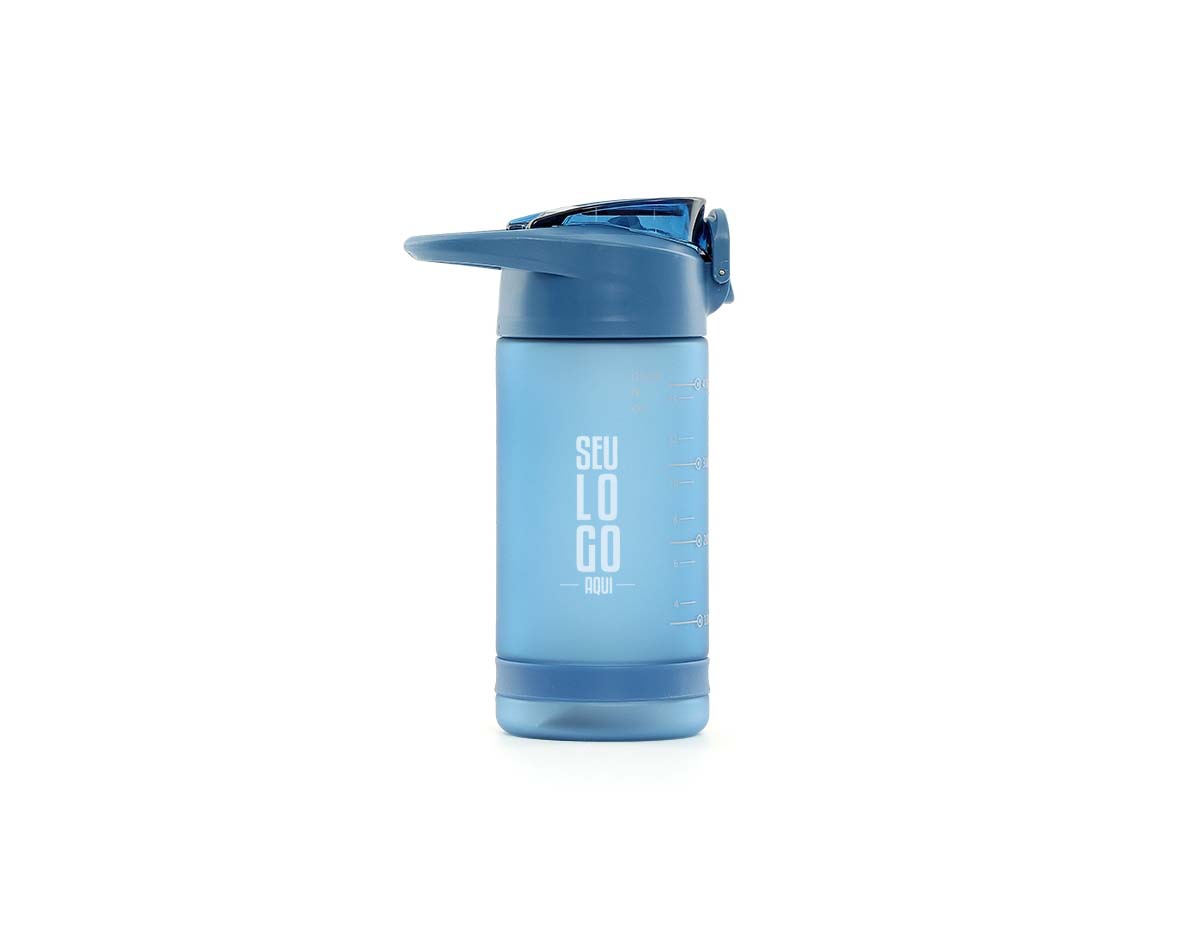 Squeeze plástico com capacidade de 550ml. Possui tampa rosqueável com bico de canudo, tampa protetora e botão de acionamento. Squeeze com acabamento fosco, detalhe emborrachado na parte inferior e alça para transporte.