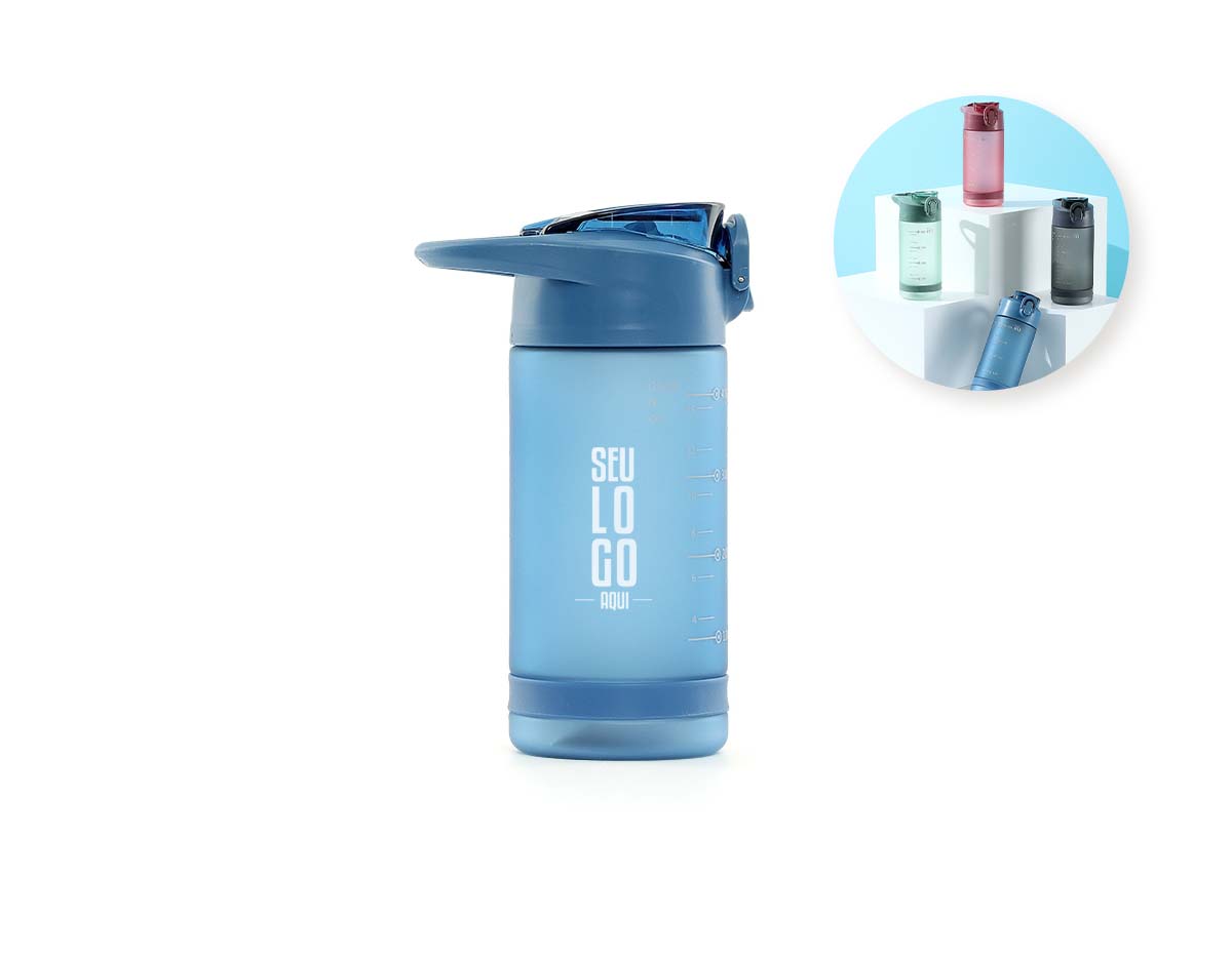 Squeeze plástico com capacidade de 550ml. Possui tampa rosqueável com bico de canudo, tampa protetora e botão de acionamento. Squeeze com acabamento fosco, detalhe emborrachado na parte inferior e alça para transporte.