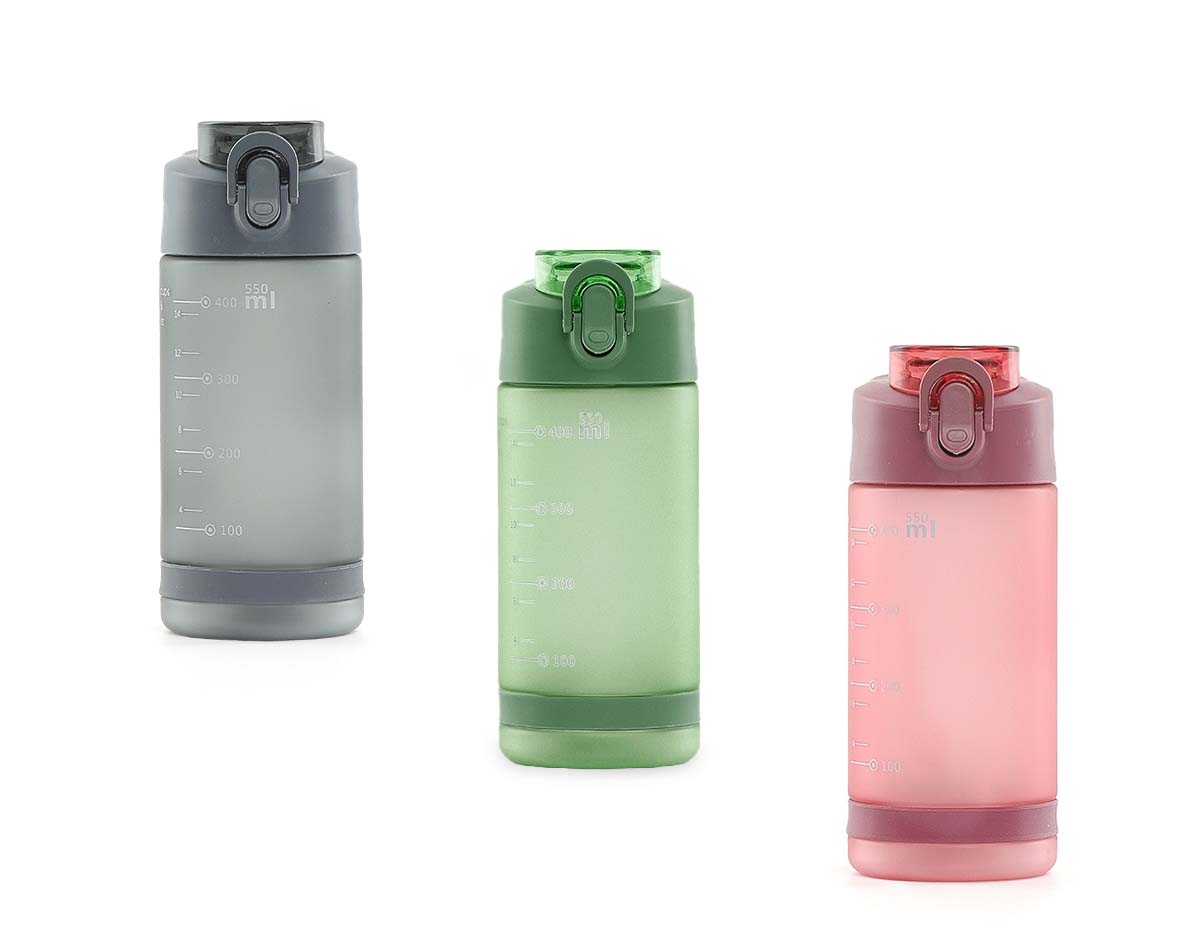 Squeeze plástico com capacidade de 550ml. Possui tampa rosqueável com bico de canudo, tampa protetora e botão de acionamento. Squeeze com acabamento fosco, detalhe emborrachado na parte inferior e alça para transporte.