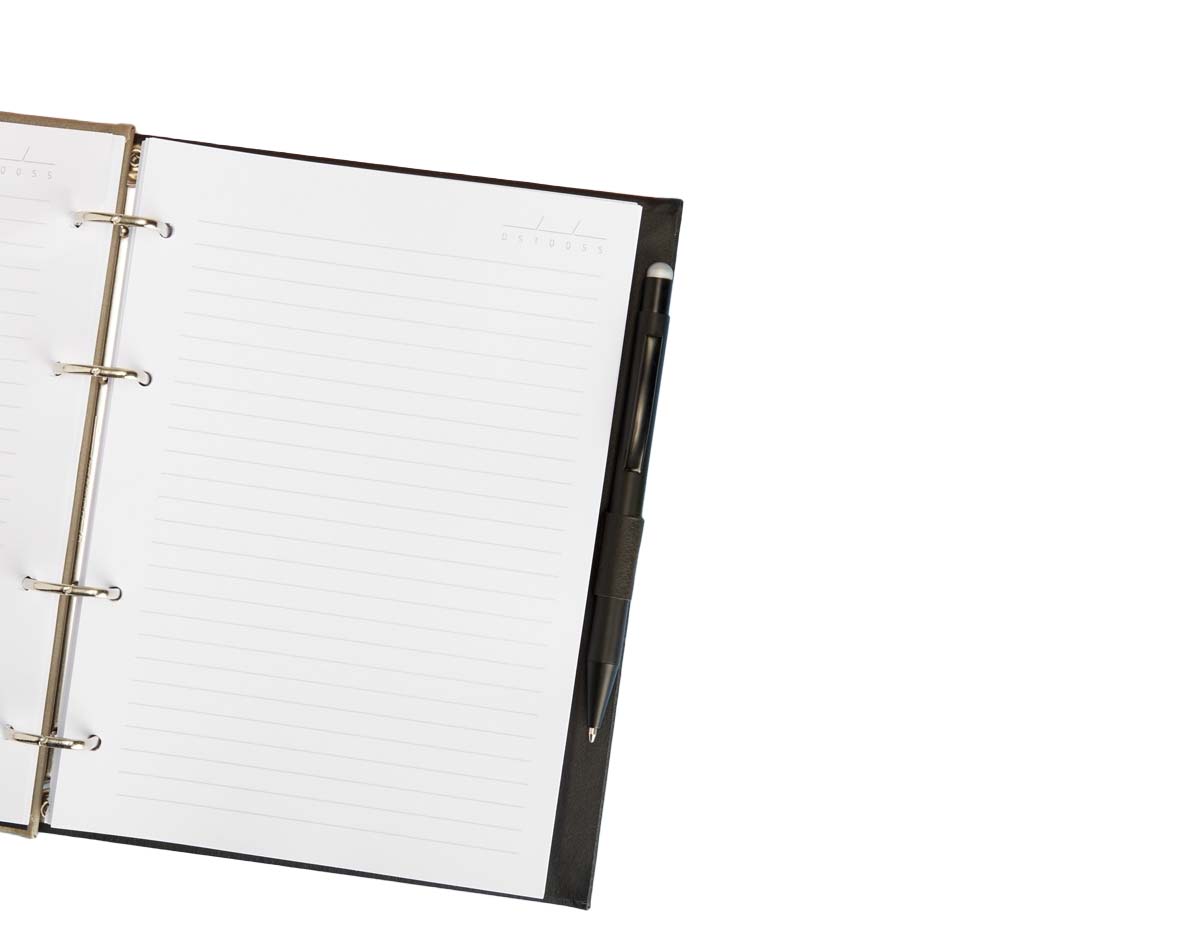 Caderno fichário em couro sintético. Possui suporte na lateral para caneta ( não acompanha) e aproximadamente 100 folhas.