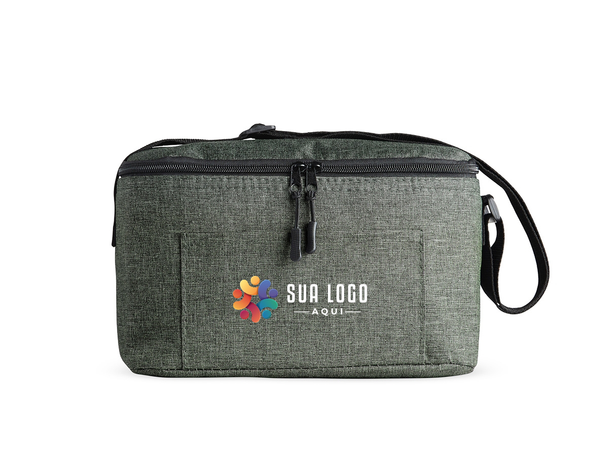 Bolsa térmica confeccionada em poliéster, com capacidade de 10 litros, pensada para uso prático e organização no dia a dia. Possui bolso frontal com fechamento em zíper, que facilita o acesso a itens complementares e mantém o conteúdo seguro. Conta com alça transversal em nylon, regulável e não removível, oferecendo conforto no transporte e liberdade de movimento. Seu design funcional favorece o uso recorrente, tornando-se um brinde corporativo versátil, associado a utilidade real, durabilidade e presença constante na rotina do usuário.
