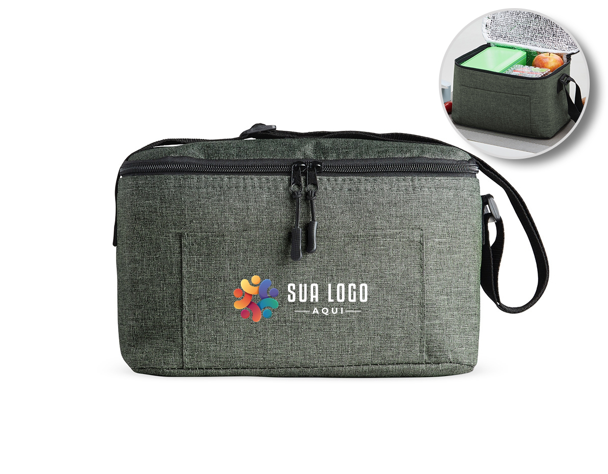 Bolsa térmica confeccionada em poliéster, com capacidade de 10 litros, pensada para uso prático e organização no dia a dia. Possui bolso frontal com fechamento em zíper, que facilita o acesso a itens complementares e mantém o conteúdo seguro. Conta com alça transversal em nylon, regulável e não removível, oferecendo conforto no transporte e liberdade de movimento. Seu design funcional favorece o uso recorrente, tornando-se um brinde corporativo versátil, associado a utilidade real, durabilidade e presença constante na rotina do usuário.