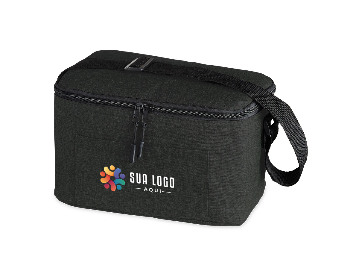Bolsa térmica confeccionada em poliéster, com capacidade de 10 litros, pensada para uso prático e organização no dia a dia. Possui bolso frontal com fechamento em zíper, que facilita o acesso a itens complementares e mantém o conteúdo seguro. Conta com alça transversal em nylon, regulável e não removível, oferecendo conforto no transporte e liberdade de movimento. Seu design funcional favorece o uso recorrente, tornando-se um brinde corporativo versátil, associado a utilidade real, durabilidade e presença constante na rotina do usuário.