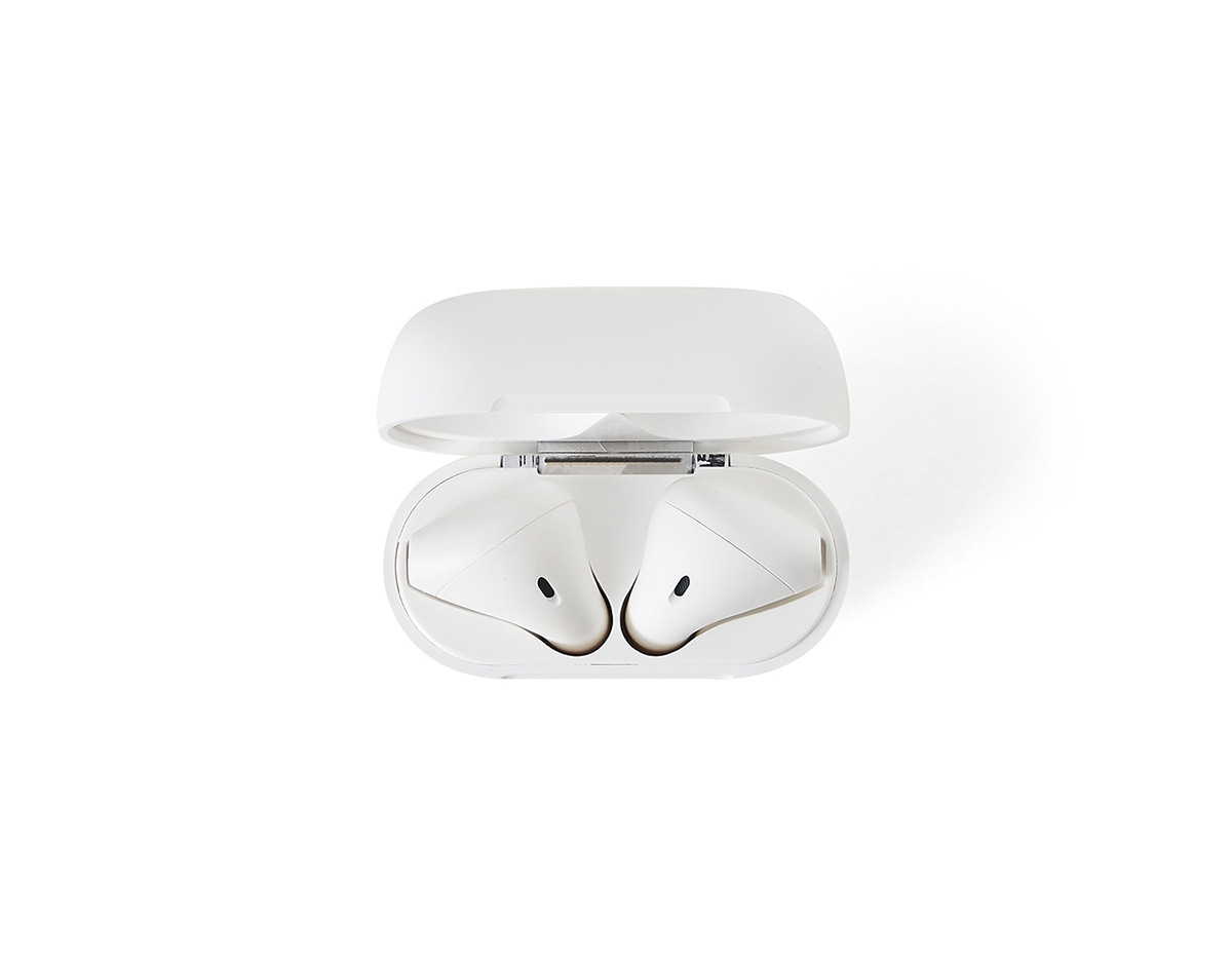 Fone de ouvido Bluetooth com comandos touch integrados e microfone para chamadas. Acompanha case carregador com fechamento magnético, permitindo recarga dos fones. Inclui cabo USB com conector Lightning para carregamento.