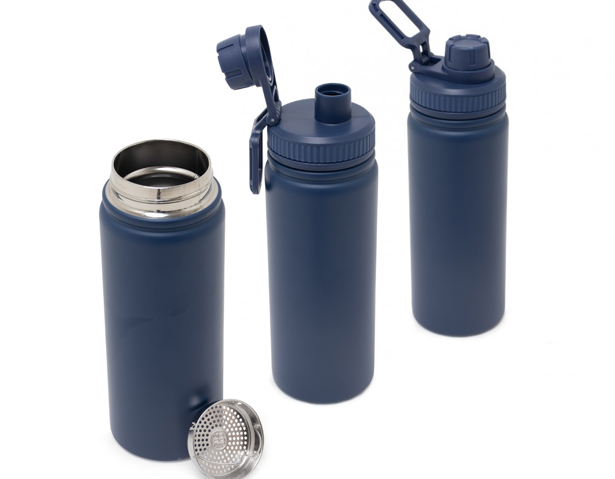 Garrafa térmica com infusor de bebidas, feita em inox 304de parede dupla com capacidade para 570ml. Tampa com alça para transporte e tampa de proteção para o bocal.