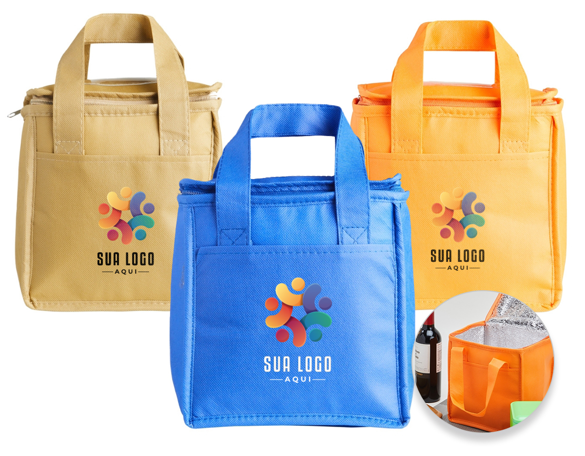 Bolsa térmica confeccionada em TNT, com capacidade de 7 litros, indicada para usos práticos no dia a dia e deslocamentos rápidos. Seu formato funcional permite acomodar alimentos e bebidas de forma organizada, atendendo necessidades cotidianas com leveza. Possui bolso frontal que amplia o espaço de armazenamento e facilita o acesso a itens complementares. A estrutura simples e eficiente favorece o uso recorrente, tornando-se um brinde corporativo versátil, de fácil aceitação e boa exposição de marca, associado à praticidade e utilidade real.