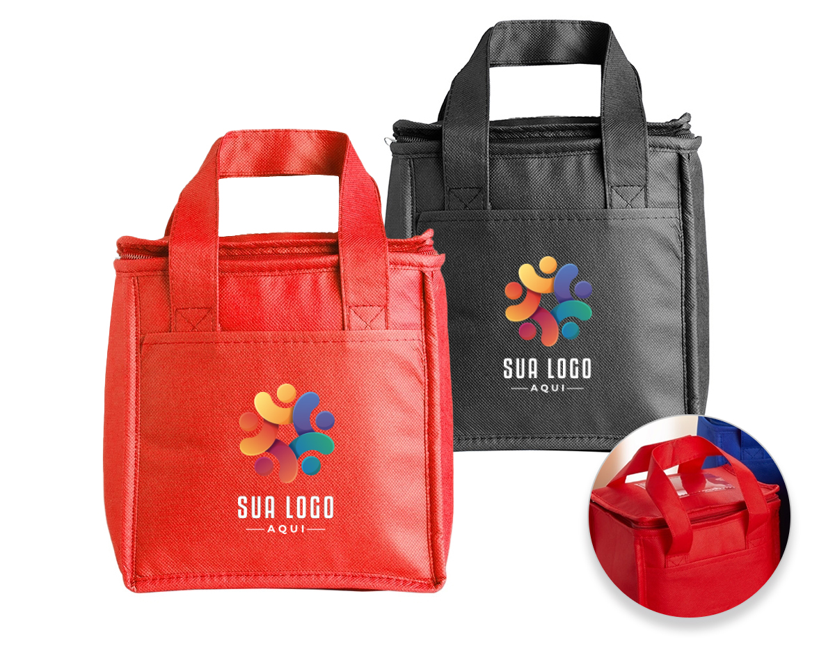 Bolsa térmica confeccionada em TNT, com capacidade de 7 litros, indicada para usos práticos no dia a dia e deslocamentos rápidos. Seu formato funcional permite acomodar alimentos e bebidas de forma organizada, atendendo necessidades cotidianas com leveza. Possui bolso frontal que amplia o espaço de armazenamento e facilita o acesso a itens complementares. A estrutura simples e eficiente favorece o uso recorrente, tornando-se um brinde corporativo versátil, de fácil aceitação e boa exposição de marca, associado à praticidade e utilidade real.