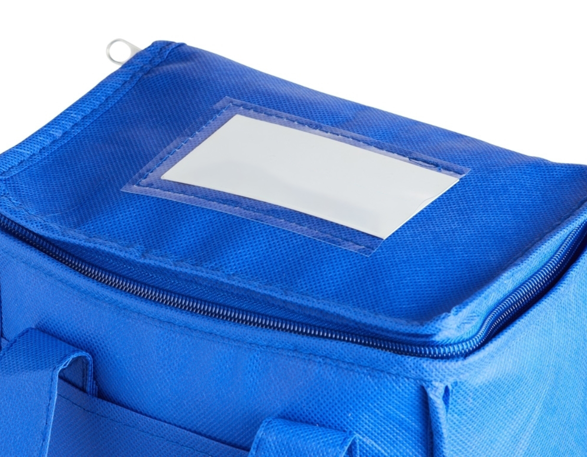 Bolsa térmica confeccionada em TNT, com capacidade de 7 litros, indicada para usos práticos no dia a dia e deslocamentos rápidos. Seu formato funcional permite acomodar alimentos e bebidas de forma organizada, atendendo necessidades cotidianas com leveza. Possui bolso frontal que amplia o espaço de armazenamento e facilita o acesso a itens complementares. A estrutura simples e eficiente favorece o uso recorrente, tornando-se um brinde corporativo versátil, de fácil aceitação e boa exposição de marca, associado à praticidade e utilidade real.
