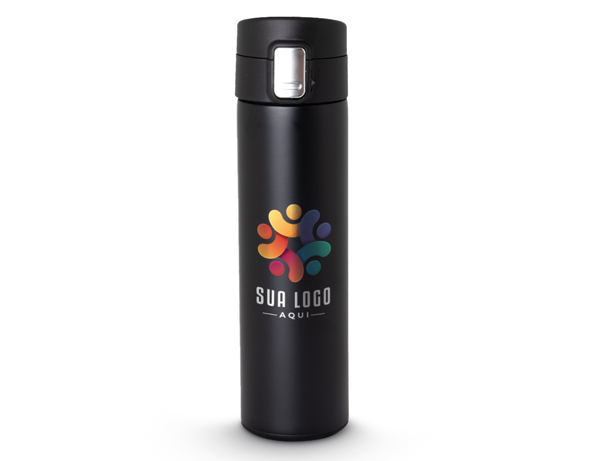 Garrafa Térmica 450 ml em inox com sistema de trava. Contém acabamento fosco e revestimento interno em inox, possui tampa plástica fosca com borracha interna para vedação, evitando o vazamento de líquido, botão central para abertura e trava lateral (basta seguir a orientação dos desenhos de cadeados, simulando o travamento/destravamento da tampa).