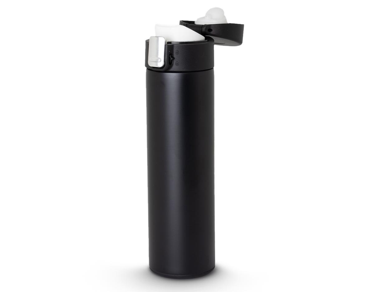 Garrafa Térmica 450 ml em inox com sistema de trava. Contém acabamento fosco e revestimento interno em inox, possui tampa plástica fosca com borracha interna para vedação, evitando o vazamento de líquido, botão central para abertura e trava lateral (basta seguir a orientação dos desenhos de cadeados, simulando o travamento/destravamento da tampa).