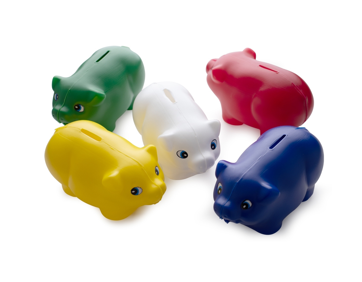 Cofre em formato de porco de plástico. O cofre possui abertura na parte superior para inserção de dinheiro ou moedas, e para abri-lo, é necessário cortá-lo.