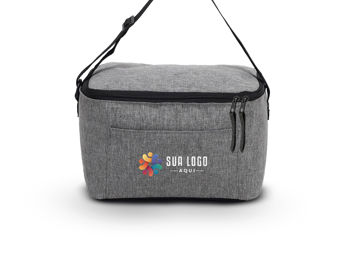 Bolsa térmica confeccionada em nylon, com capacidade de 10 litros, ideal para quem busca praticidade e organização no uso diário. Possui bolso frontal funcional, que facilita o acesso a itens de apoio e otimiza o aproveitamento do espaço. A alça ajustável permite adaptar o transporte conforme a necessidade, oferecendo mais conforto em deslocamentos curtos ou prolongados. Seu design simples e eficiente favorece o uso recorrente, tornando-se um brinde corporativo versátil, associado à utilidade real e à presença constante no dia a dia do usuário.