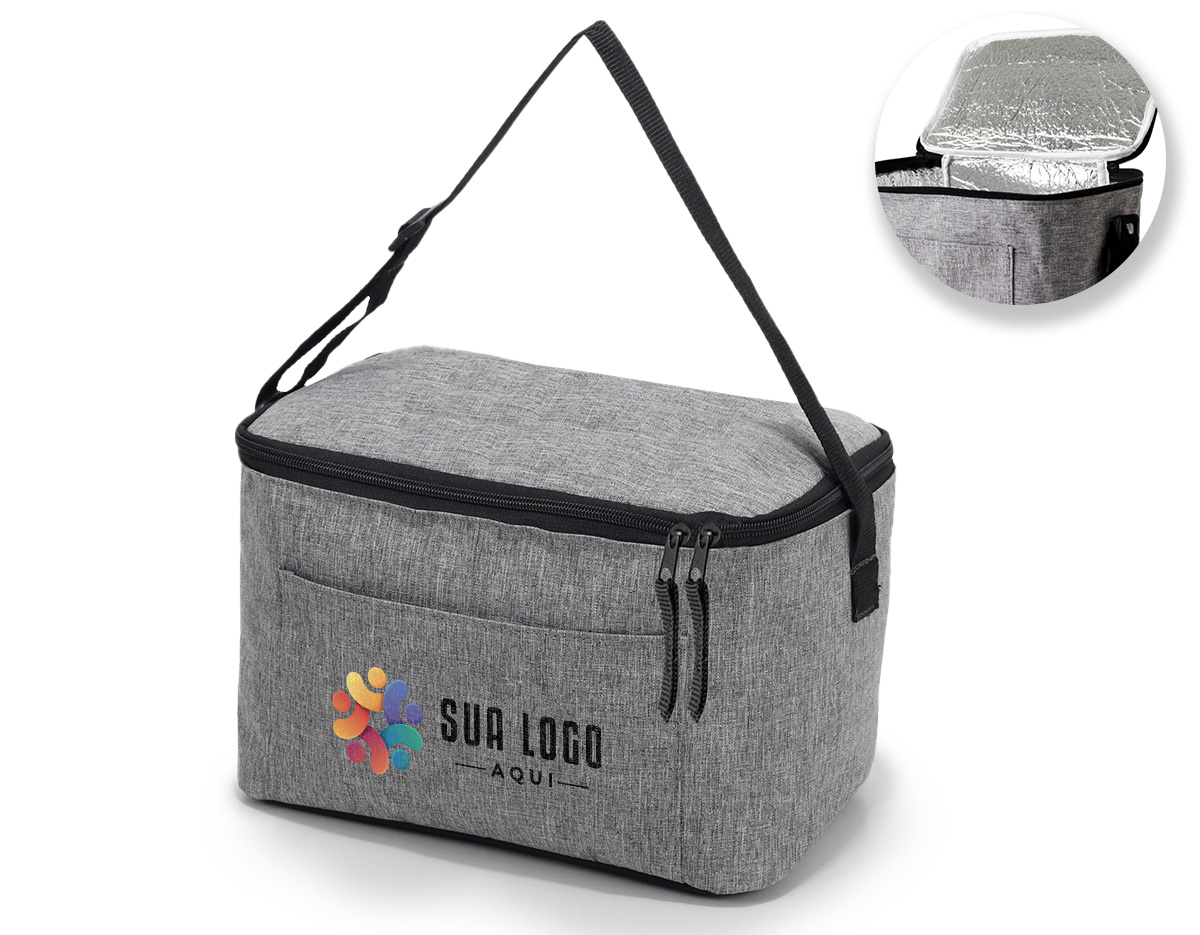 Bolsa térmica confeccionada em nylon, com capacidade de 10 litros, ideal para quem busca praticidade e organização no uso diário. Possui bolso frontal funcional, que facilita o acesso a itens de apoio e otimiza o aproveitamento do espaço. A alça ajustável permite adaptar o transporte conforme a necessidade, oferecendo mais conforto em deslocamentos curtos ou prolongados. Seu design simples e eficiente favorece o uso recorrente, tornando-se um brinde corporativo versátil, associado à utilidade real e à presença constante no dia a dia do usuário.