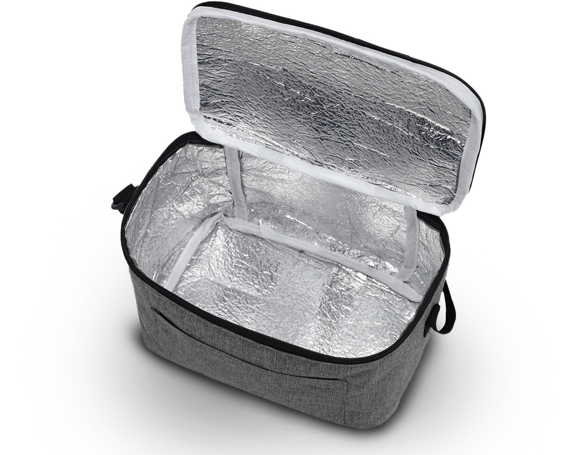 Bolsa térmica confeccionada em nylon, com capacidade de 10 litros, ideal para quem busca praticidade e organização no uso diário. Possui bolso frontal funcional, que facilita o acesso a itens de apoio e otimiza o aproveitamento do espaço. A alça ajustável permite adaptar o transporte conforme a necessidade, oferecendo mais conforto em deslocamentos curtos ou prolongados. Seu design simples e eficiente favorece o uso recorrente, tornando-se um brinde corporativo versátil, associado à utilidade real e à presença constante no dia a dia do usuário.
