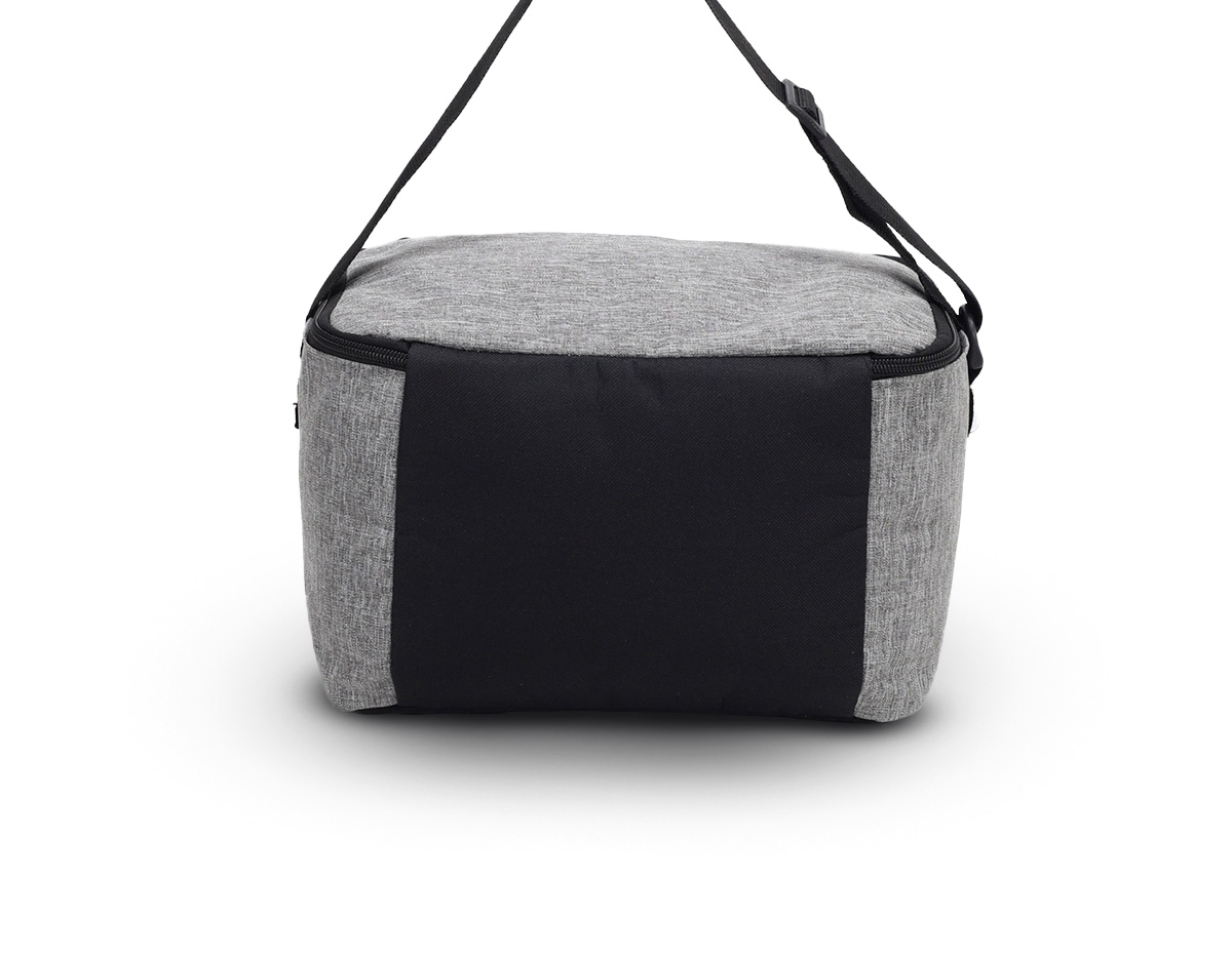 Bolsa térmica confeccionada em nylon, com capacidade de 10 litros, ideal para quem busca praticidade e organização no uso diário. Possui bolso frontal funcional, que facilita o acesso a itens de apoio e otimiza o aproveitamento do espaço. A alça ajustável permite adaptar o transporte conforme a necessidade, oferecendo mais conforto em deslocamentos curtos ou prolongados. Seu design simples e eficiente favorece o uso recorrente, tornando-se um brinde corporativo versátil, associado à utilidade real e à presença constante no dia a dia do usuário.