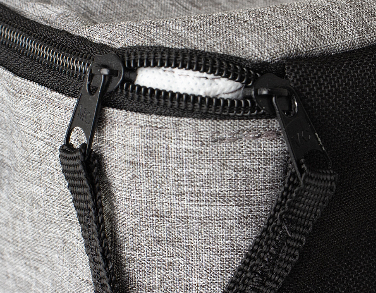Bolsa térmica confeccionada em nylon, com capacidade de 10 litros, ideal para quem busca praticidade e organização no uso diário. Possui bolso frontal funcional, que facilita o acesso a itens de apoio e otimiza o aproveitamento do espaço. A alça ajustável permite adaptar o transporte conforme a necessidade, oferecendo mais conforto em deslocamentos curtos ou prolongados. Seu design simples e eficiente favorece o uso recorrente, tornando-se um brinde corporativo versátil, associado à utilidade real e à presença constante no dia a dia do usuário.