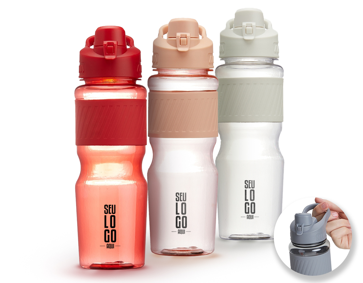 Squeeze plástico 730ml com luva emborrachada e alça para transporte. Inclui tampa de proteção com trava para o bocal, garantindo praticidade e segurança em qualquer aventura.