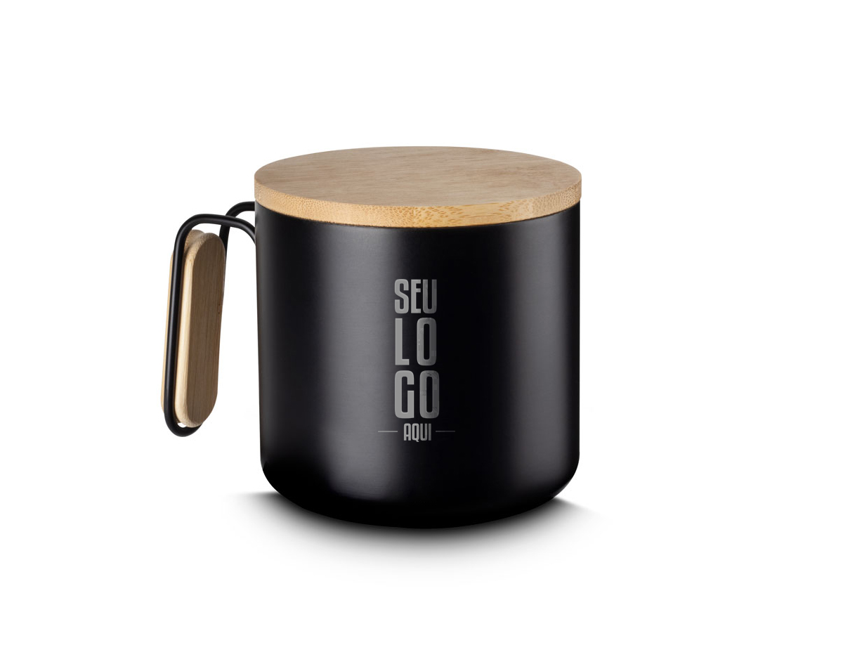 Esta caneca térmica em aço inox apresenta uma construção de parede dupla isolada a vácuo, garantindo a manutenção da temperatura de bebidas por mais tempo. Com uma tampa de bambu e anel de silicone para vedação, oferece vedação hermética para evitar vazamentos. Sua alça lateral, adornada com detalhes em bambu, proporciona conforto ao segurar. Com capacidade para 380ml, é ideal para desfrutar de bebidas quentes ou frias em qualquer lugar.