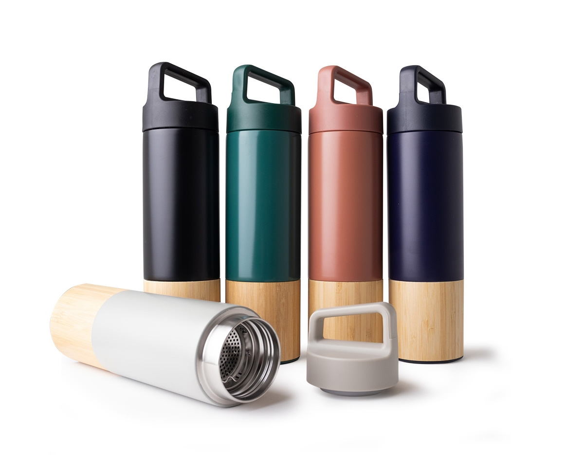 Garrafa térmica de 550 ml e infusor em inox, livre de BPA. Possui detalhe em bambu, tampa plástica com alça e base antiderrapante.