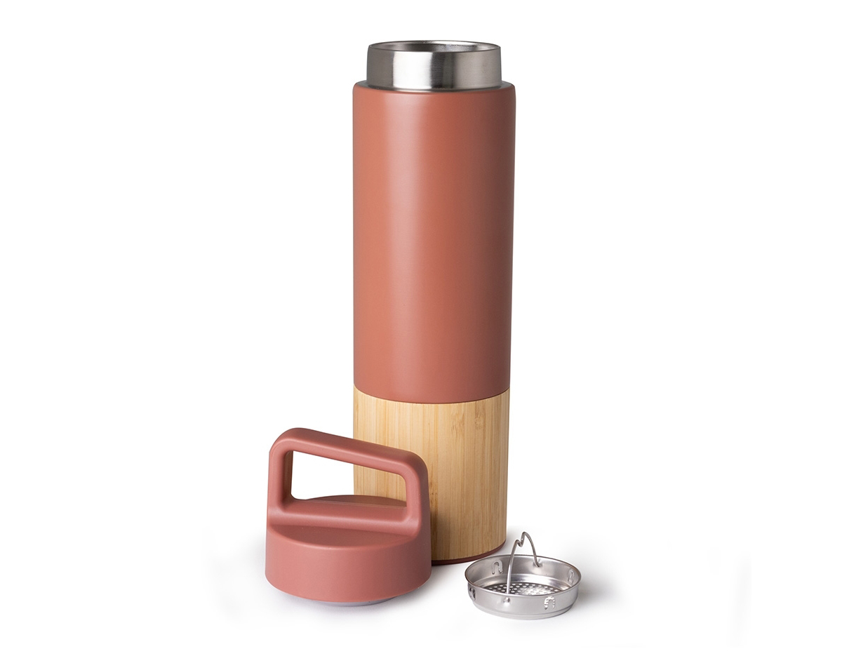 Garrafa térmica de 550 ml e infusor em inox, livre de BPA. Possui detalhe em bambu, tampa plástica com alça e base antiderrapante.