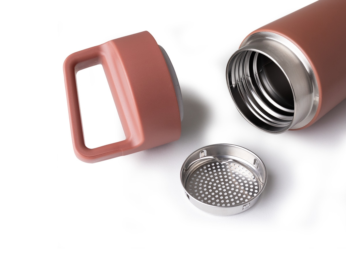 Garrafa térmica de 550 ml e infusor em inox, livre de BPA. Possui detalhe em bambu, tampa plástica com alça e base antiderrapante.