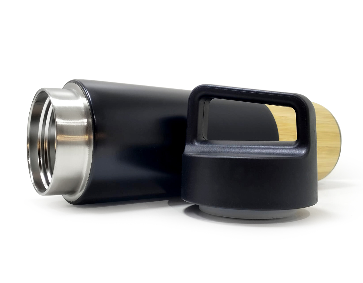 Garrafa térmica de 550 ml e infusor em inox, livre de BPA. Possui detalhe em bambu, tampa plástica com alça e base antiderrapante.