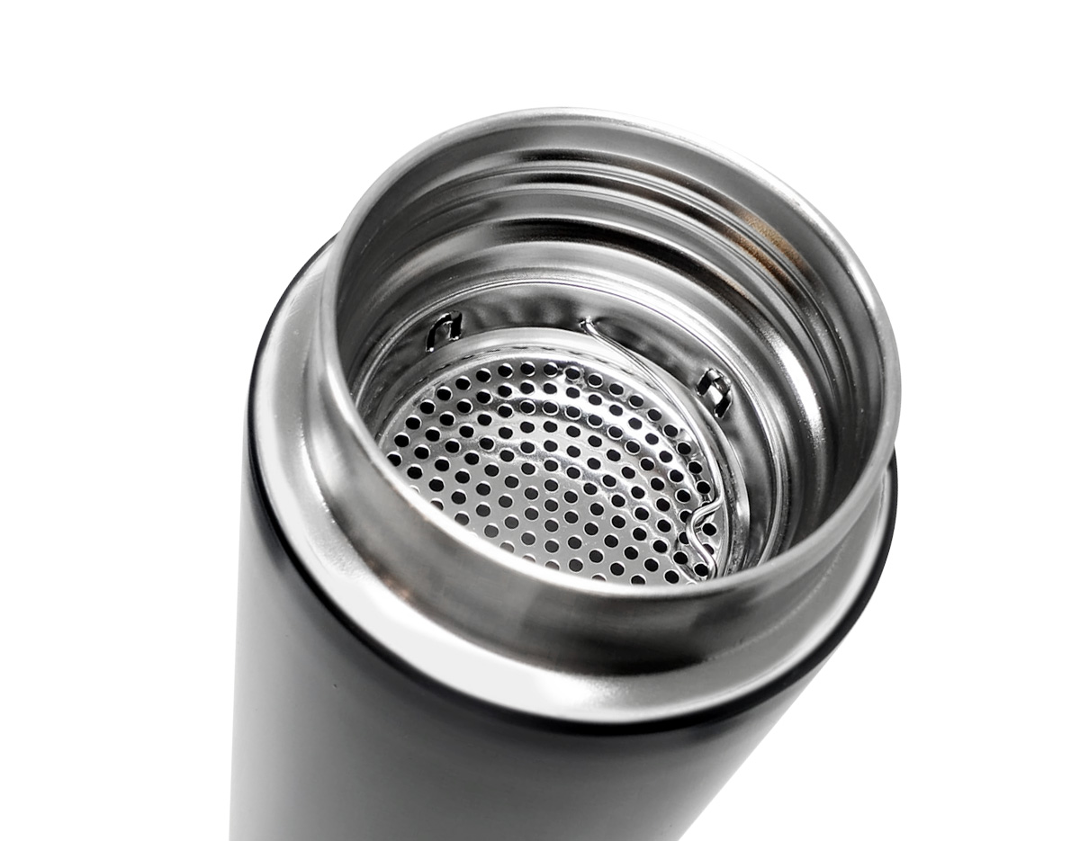 Garrafa térmica de 550 ml e infusor em inox, livre de BPA. Possui detalhe em bambu, tampa plástica com alça e base antiderrapante.