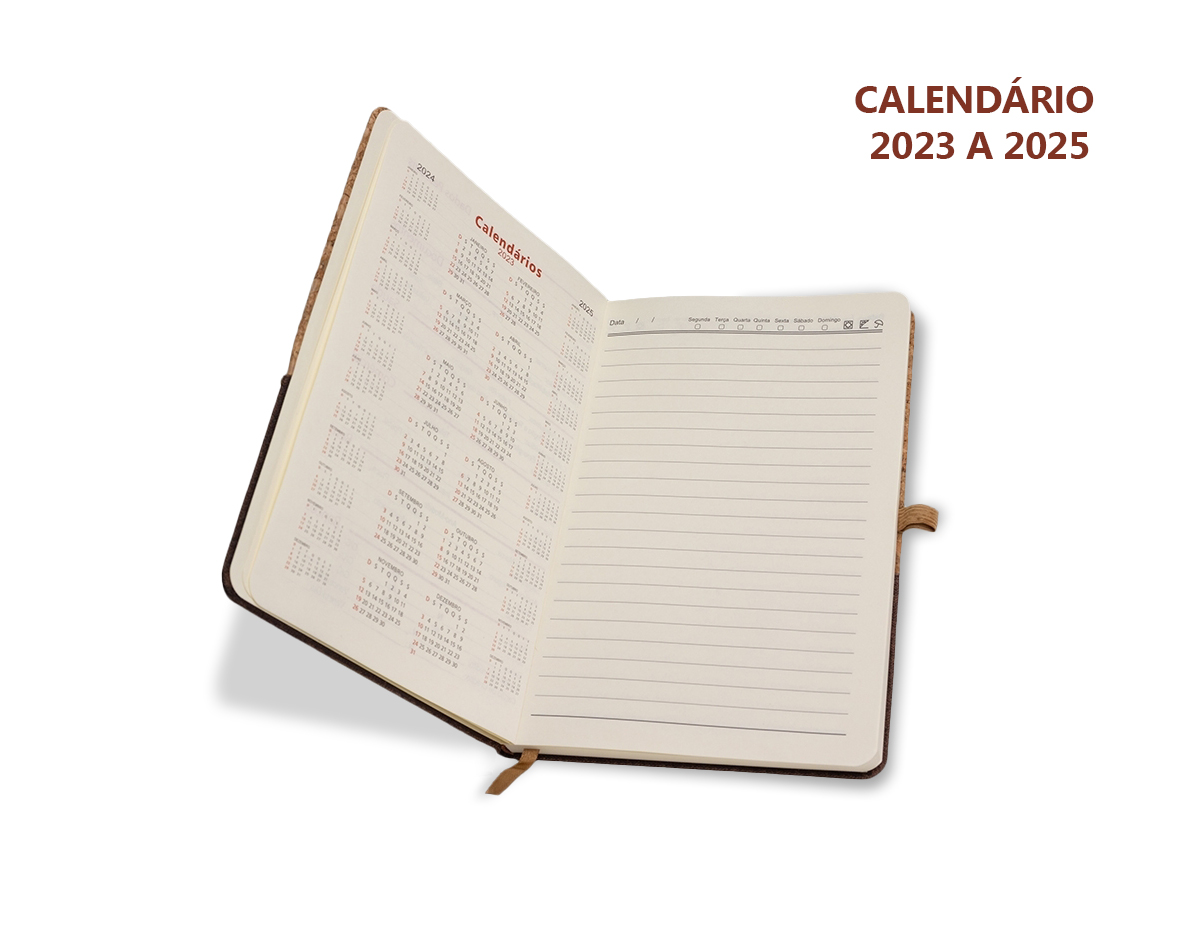 Caderneta A5 de cortiça com detalhe em linho e suporte para caneta, contém marcador de página em cetim, página para dados pessoais, calendário e aproximadamente 93 folhas marfim com pauta.

Obs.: Calendário 2023 à 2025.